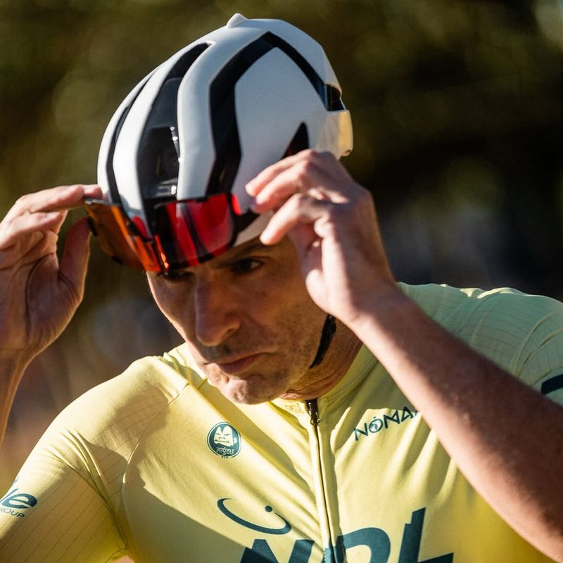 Ciclista ajustándose las gafas 4KAAD