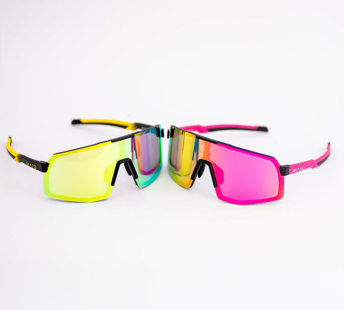 Atleta con gafas deportivas 4KAAD para running y ciclismo