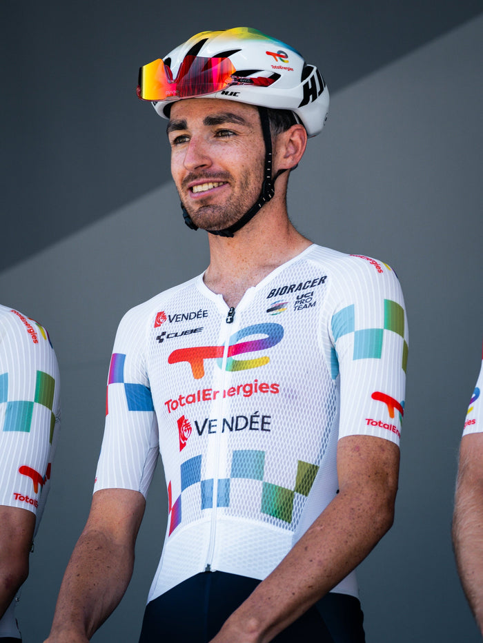 Ciclista profesional con gafas de ciclismo 4KAAD durante el Tour de France