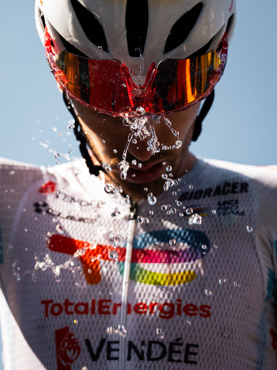 Ciclista profesional con gafas deportivas 4KAAD en plena etapa del Tour de France