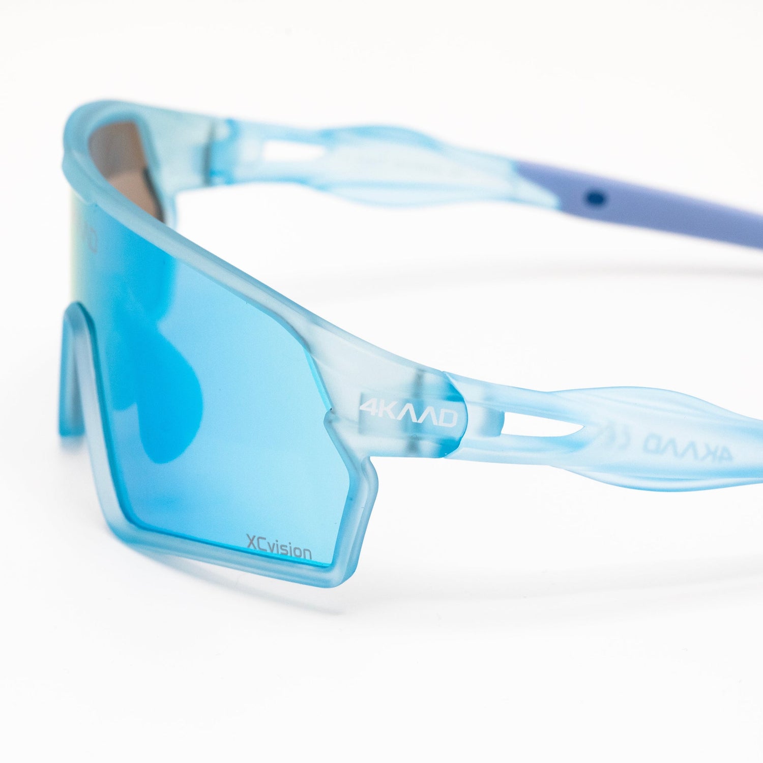 Primer plano de unas gafas deportivas junior 4KAAD con lente transparente y detalles en azul