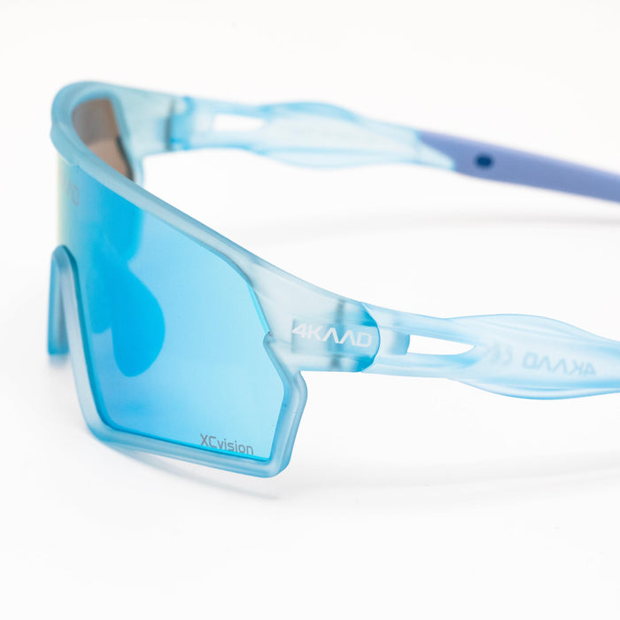 Primer plano de unas gafas deportivas junior 4KAAD con lente transparente y detalles en azul