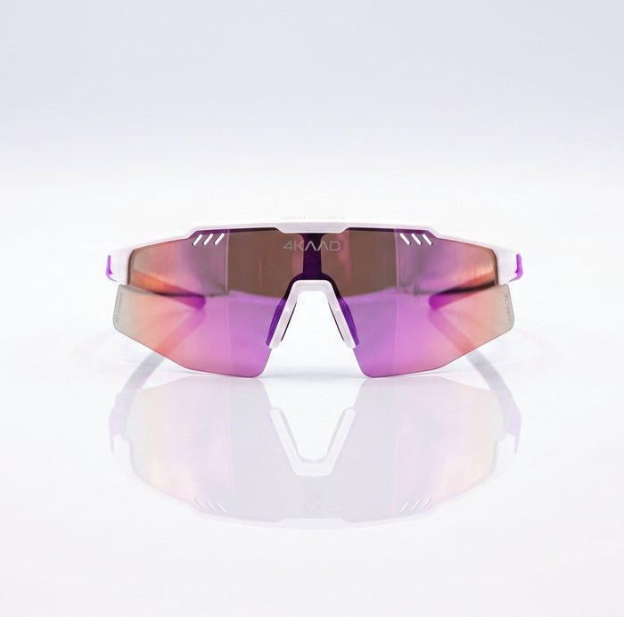 Corredor con las gafas deportivas 4KAAD MIRADOR AEROLITE 2 con lente espejo