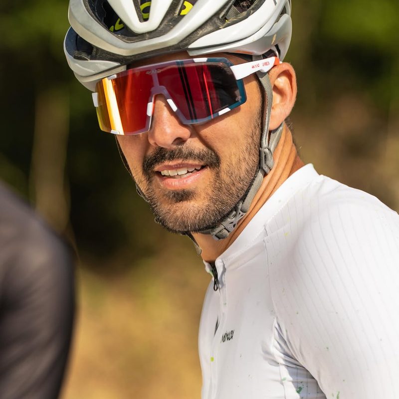 Ciclista escalando un puerto con gafas 4KAAD
